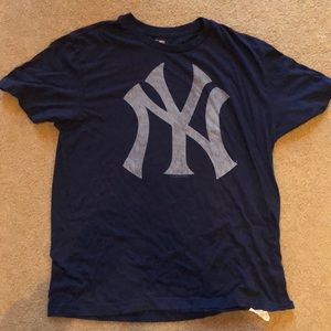 New York Yankee NYY MLB size L T shirt